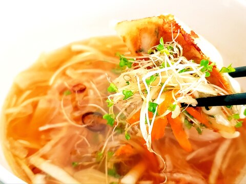 野菜たっぷり中華スープで食べるパリパリ餃子